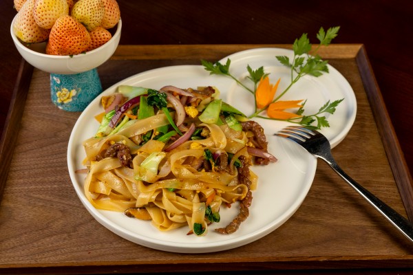 PASTA DE ARROZ SALTEADA CON TERNERA Y VERDURAS