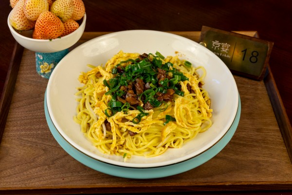M208.PASTA FRESCA CON CARNE PICADA Y ACEITE CEBOLLINO